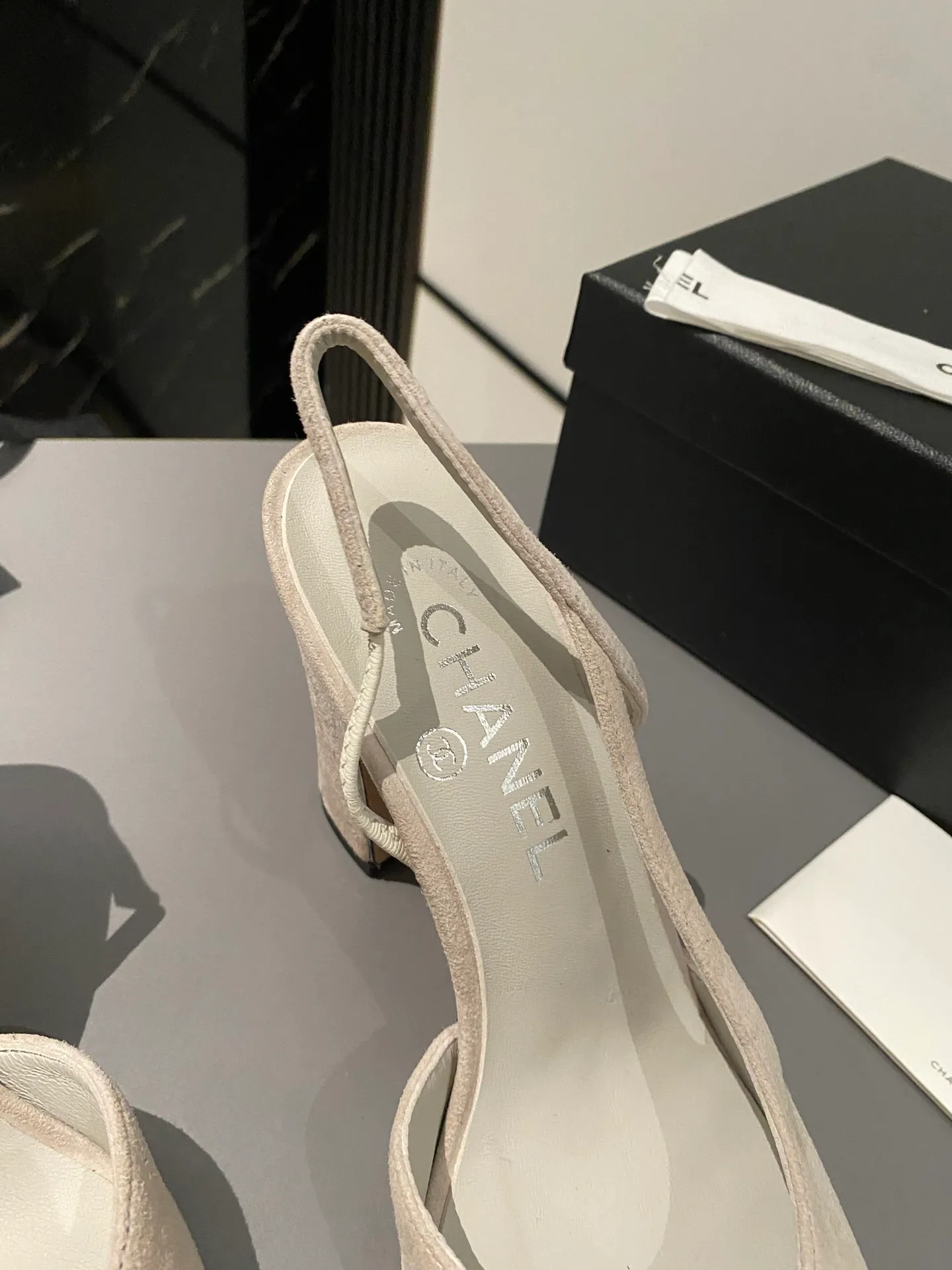 👟👟Ex-factory price 520👟👟 Purchase grade, high-heeled version, Chanel classic slingback sandals. We have been making this model for the past few years. This year, we will re-purchase the version and make a detailed copy again. I found that the upper lines and body comfort of the new version have been slightly adjusted! The brand won't say anything because the overall appearance difference is not big and it doesn't affect wearing. All colors now produced are produced according to the latest styles! What you buy is the latest classic model from the counter, made of imported mixed sheepskin surface material, imported mixed sheepskin, and Italian imported cowhide leather soles! High heels 9.5cm Size: 35-39 Other sizes can be customized (customized sizes 34, 40, 41, 42, 43 are non-refundable and non-exchangeable)
